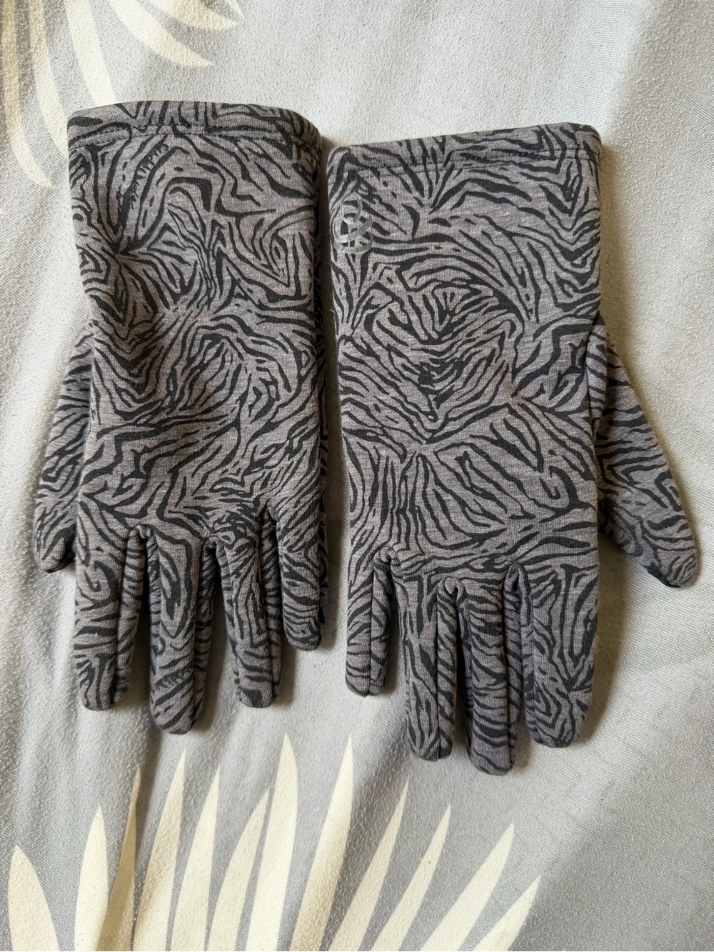 Cuddl Duds Gray and Black Zebra Print Stretch Gloves
